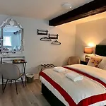 Peaceful City Centre - Studio Apartment